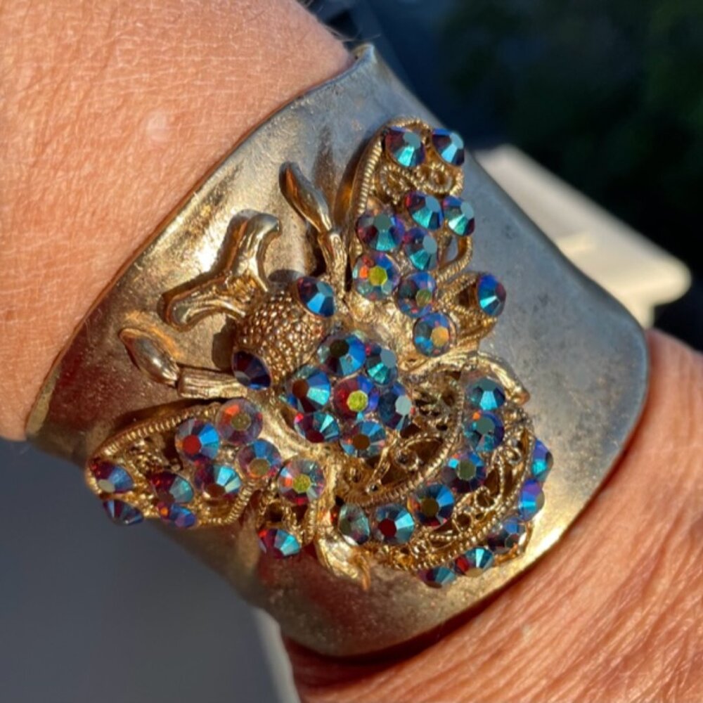 Crystal Bee Cuff Bracelet w/ clasp - Picture 7 of 8